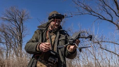 Así se fabrican los drones ucranianos que desafían a Rusia: las impresoras 3D marcan el ritmo de la producción