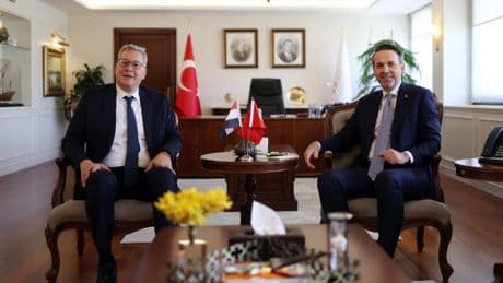 Enerji Bakanı Bayraktar, BOTAŞ'a ait FSRU'nun ilk kez yurt dışında görev yapacağını bildirdi