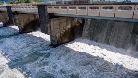 Énergie : les barrages hydroélectriques vont-ils sortir la tête de l’eau ?