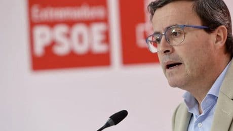 La jueza acusa al líder del PSOE extremeño de «fraude de ley» y eleva su caso al TSJ tras su aforamiento