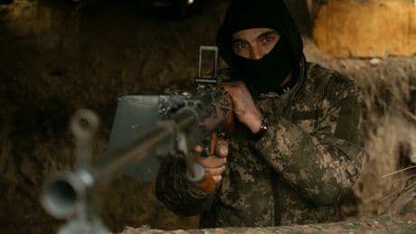 Ucrania se ha llenado de civiles armados con rifles de la Segunda Guerra Mundial: derriban drones rusos por 2.400 dólares