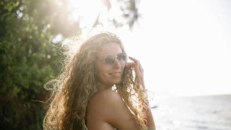 Capelli, come trattarli al mare: 5 errori più comuni che facciamo
