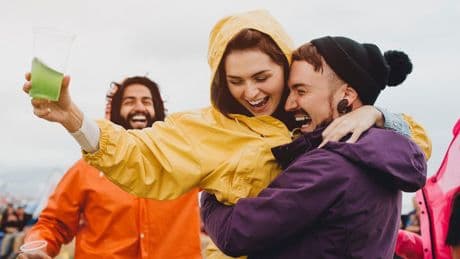 Zwischen Pfützen und Ponchos: Festival-Looks: Mit diesen wasserdichten Pieces tanzen Sie im Regen