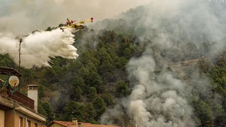 Incendios sin control: el de Ávila obliga a confinar dos municipios y el de Cáceres a evacuar a 200 vecinos