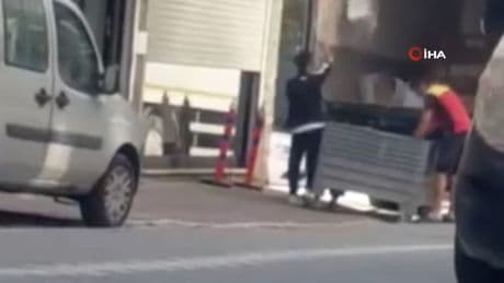 Kargo firmasında gönderilere şok muamele! O anlar kamerada