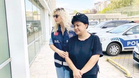Annesini 11 yerinden bıçakladı