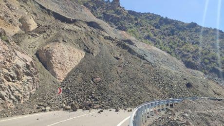 Artvin Yusufeli’nde heyelan: Karayolu ulaşıma kapandı