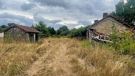 Le hameau de Courbefy et « le milliardaire sans visage »