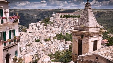Sicilia Barocca: un itinerario emozionale tra pietra dorata, brezza marina e le scenografie naturali dei set di Montalbano