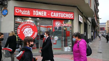 Prink, el 'Goliat del tóner', pierde la demanda contra su antiguo franquiciado, Tuink: "Sus logos son rojos, pero distintos"