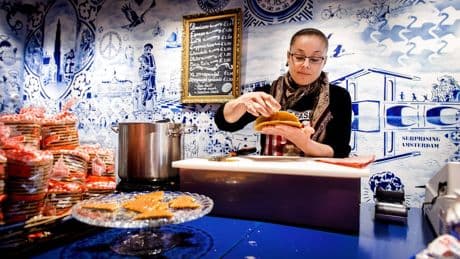 Eerst naar Rembrandt, dan een stroopwafel: de nostalgische koekjeswinkel als nieuw Nederlands cultuurgoed