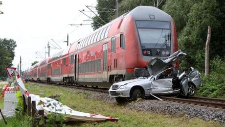 Sohn und Vater sterben bei Zusammenstoß von Zug und Auto