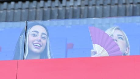 Nicki Nicole, en el Estadi Johan Cruyff con la camiseta de Lamine Yamal