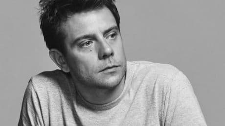 Dior, Jonathan Anderson nuovo direttore artistico dopo l'addio di Maria Grazia Chiuri: è il primo stilista a capo sia della collazione donna che uomo