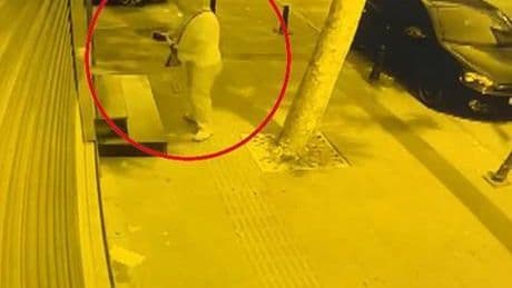 Bayrampaşa’da düşen cüzdandaki paraları aldı! Güvenlik kamerasına yakalandı