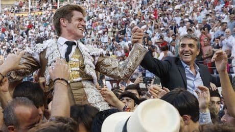 Apoteósico homenaje a un ganadero de leyenda: Borja Jiménez y Victorino Martín salen a hombros en Las Ventas sobre la excelencia de Milhijas
