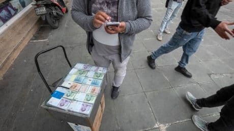 Nouvelles sanctions contre l’Iran : la monnaie nationale dévisse à nouveau