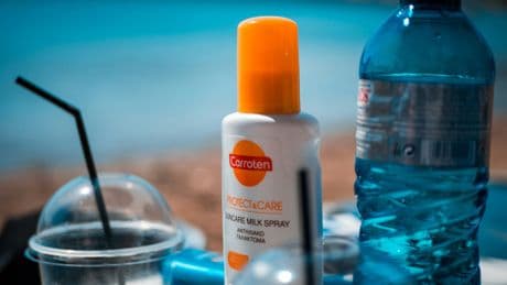 This 2-Second Trick Helps To Keep Sunscreen Cool On The Beach