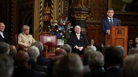 Emmanuel Macron évoque le Brexit devant le Parlement britannique, et parle d’une décision « profondément regrettable » mais que « nous respectons »
