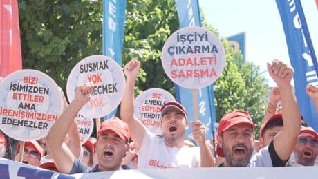 İzmir'de işçiler, işten atmalara karşı yürüdü: Atılan işçiler geri alınsın