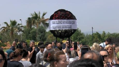 Barınakta hayvanların uyutulması belediye önünde protesto edildi