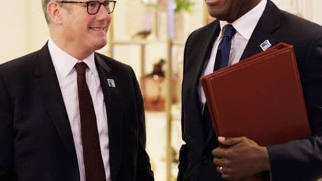 Starmer intenta recuperar la iniciativa con una remodelación forzada de su Gobierno