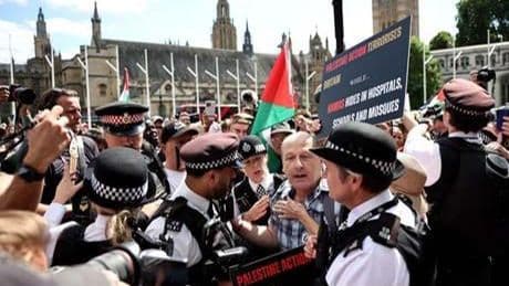 İngiltere'de 'Palestine Action' üyelerinin eylemine polisten sert müdahale!