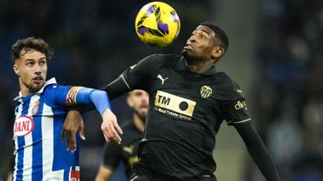 El Valencia presenta a Mosquera una oferta para ampliar y mejorar su contrato