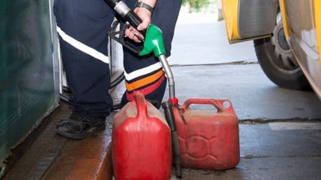 Israël-Iran : est-il urgent de stocker de l’essence en prévision d’une flambée des prix ?