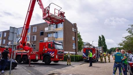 Brandweer redt mensen uit brandende portiekflat in Vlaardingen