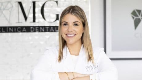 Marta Giménez, odontóloga: “La mayoría de las pastas de dientes son abrasivas. Hacen que el diente sea más blanco, pero elimina las microcapas de esmalte dental, que aportan dureza y resistencia al diente”