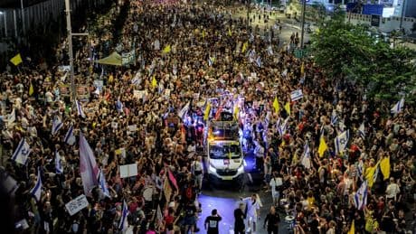 Le sud de la France frappé par la canicule, 100 000 manifestants à Tel-Aviv contre Benyamin Netanyahou, François Bayrou serre encore la vis aux chômeurs… ce qu’il ne fallait pas manquer ce week-end
