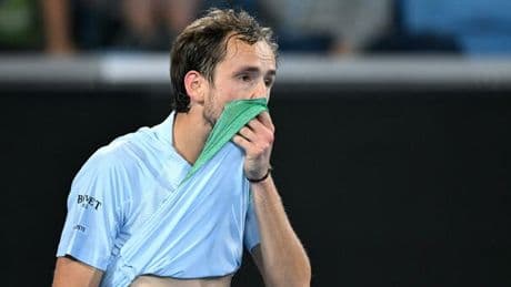 Medvedev litiga con l'arbitro e aizza il pubblico (per colpa di un fotografo) ma viene eliminato da Bonzi al primo turno degli US Open: cosa è successo