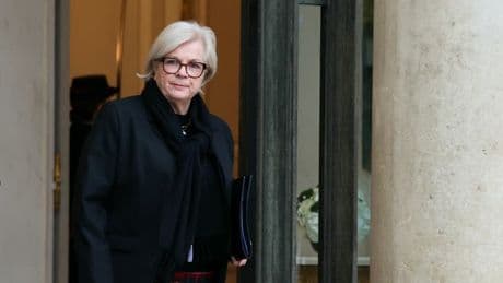Suicides de soignants à l'hôpital: visée par une plainte, Vautrin appelle à "une discussion digne et humaine"