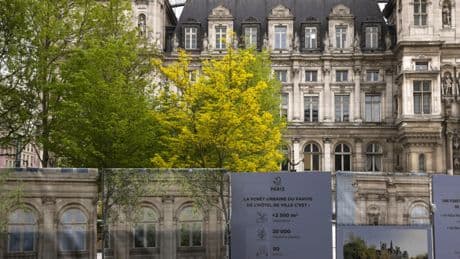 Face au réchauffement climatique, Paris se végétalise