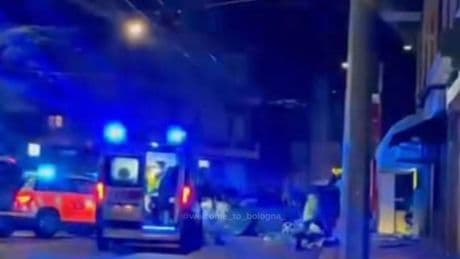 Ruba un'auto e si schianta contro un palo dopo un inseguimento con la polizia: muore 18enne albanese