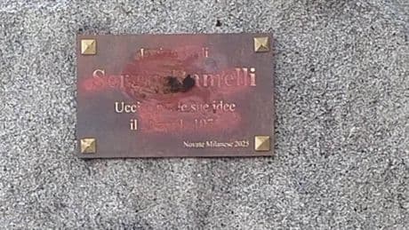 Targa di Ramelli vandalizzata. "Non cancellate il suo ricordo"