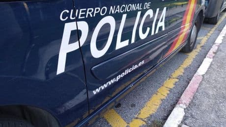 Detenido un hombre por estafar en la compra venta de un coche: parte del motor estaba unido con silicona