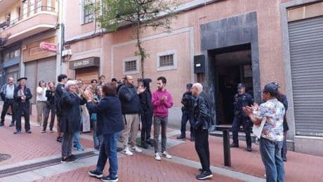 Paralizan en Barakaldo el desahucio de una familia con cuatro menores, víctima de una estafa