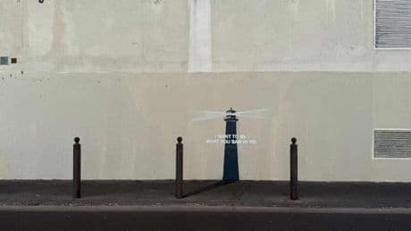 L’artiste Banksy a déposé un phare à Marseille, sa nouvelle œuvre