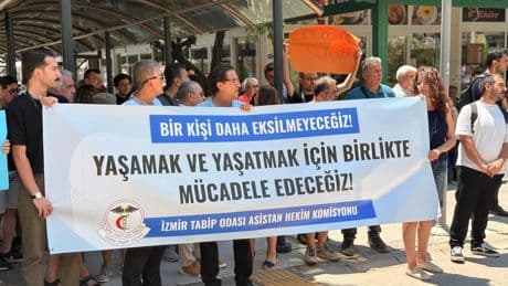 İzmir’de asistan hekimler Uğurcan Ağcaoğlu’nu andı: “Bu işin peşini bırakmayacağız”