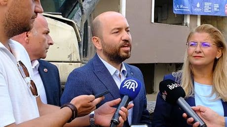 Bakırköy'de kentsel dönüşüm kapsamında "yüksek riskli" bir bina yıkıldı