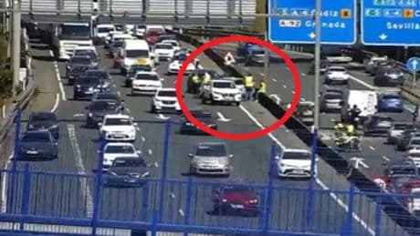 &quot;Se salta la mediana&quot;, sale &quot;volando&quot; y cae sobre otros vehículos que circulaban por la A-49 en Sevilla