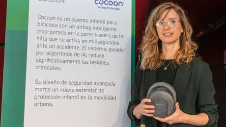 Emma Garatea, la mujer detrás del invento del siglo: el 'airbag' para bicis que permite que los niños viajen seguros
