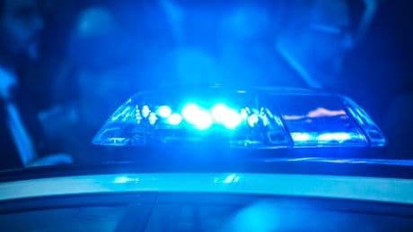 Pfedelbach: Autofahrerin schleift Polizist mit, der stoppt Wagen mit Schuss in den Reifen
