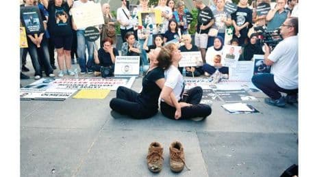 Mattia Ahmet’in annesi oturma eylemi başlattı: Yasa değişene kadar buradayız