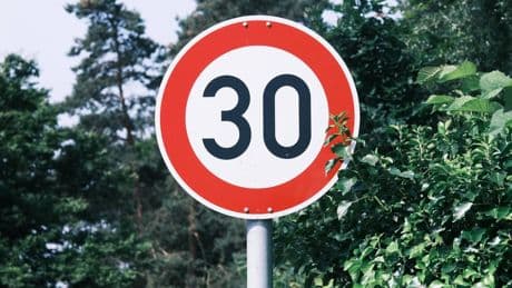 Braunschweig: Warum in der Dorfstraße ein Tempo-30-Verkehrsschild steht