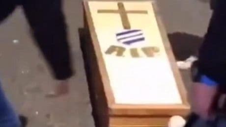 La afición del Genoa monta un funeral callejero por la Sampdoria