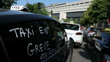 "Le gouvernement nous méprise": les taxis prêts à "bloquer le pays" à la rentrée pour se faire entendre