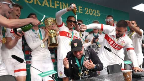 Bierduschen-Alarm - VfB-Stars crashen Hoeneß-PK!